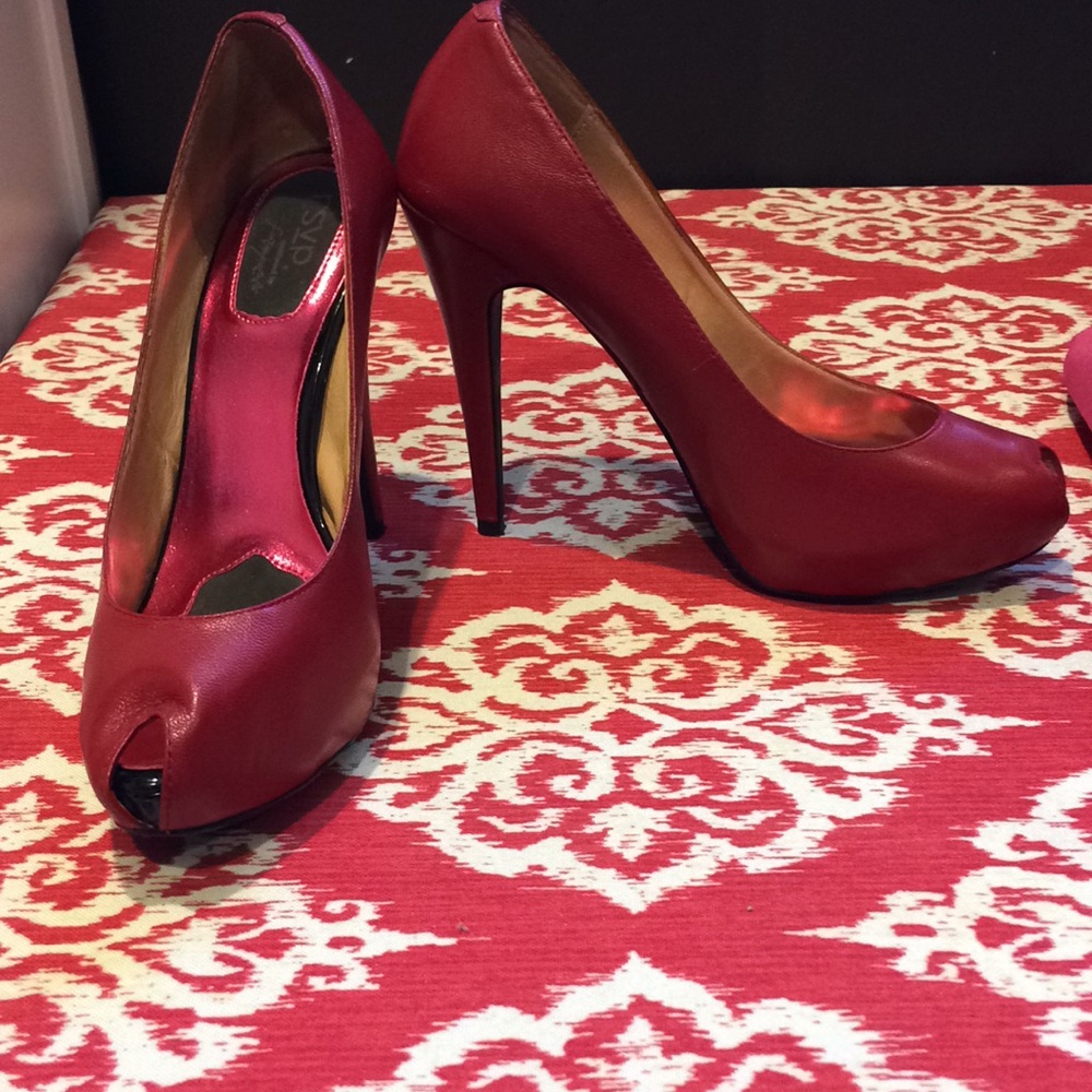 Sexy red platform peep toes!!